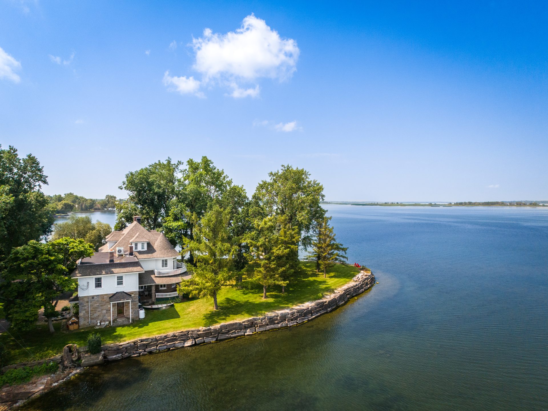 Vue aérienne du domaine centenaire sur sa presqu'île privée, bordé par le lac Saint-Louis