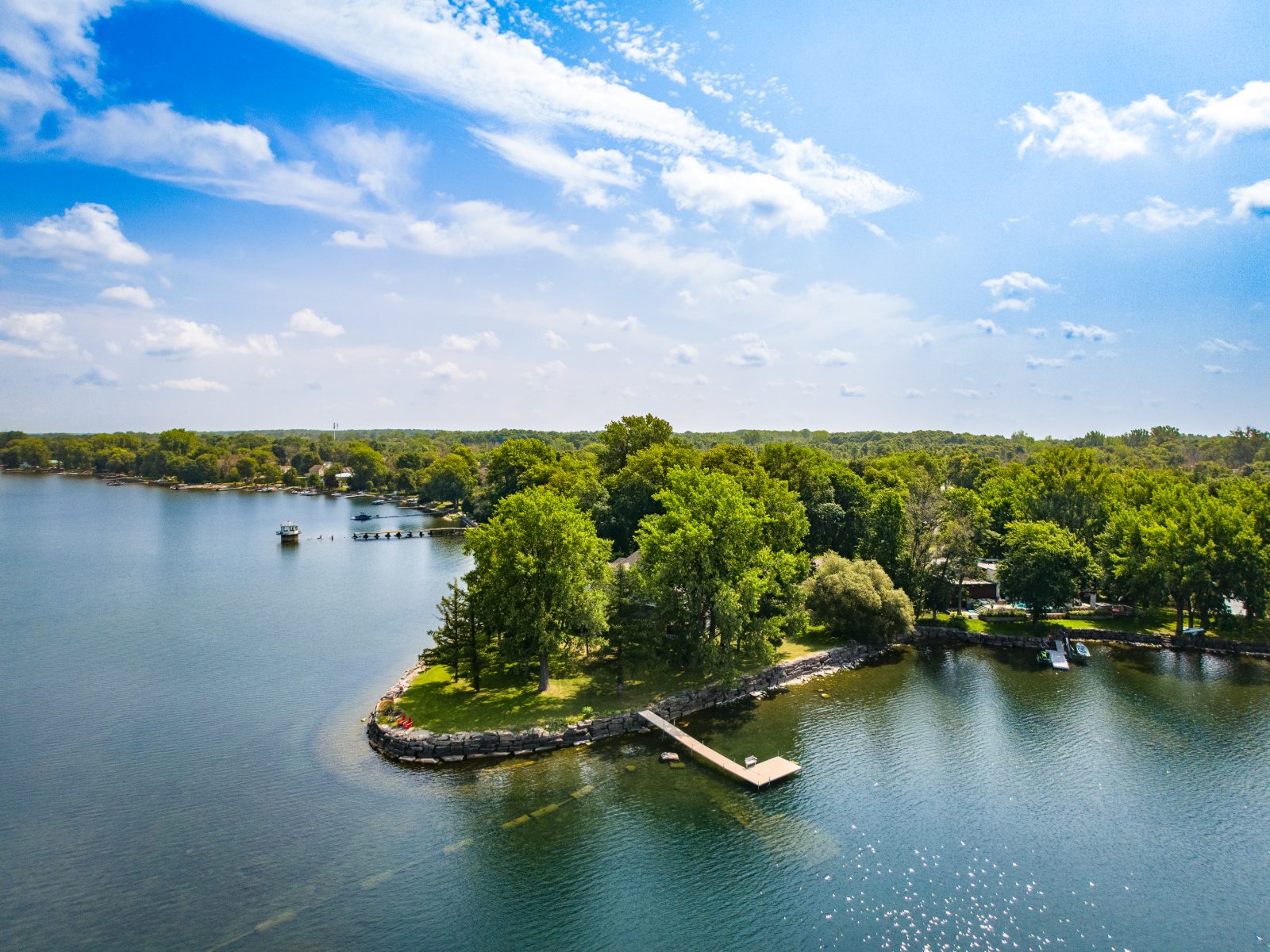 Vue aérienne de la presqu'île et du lac Saint-Louis