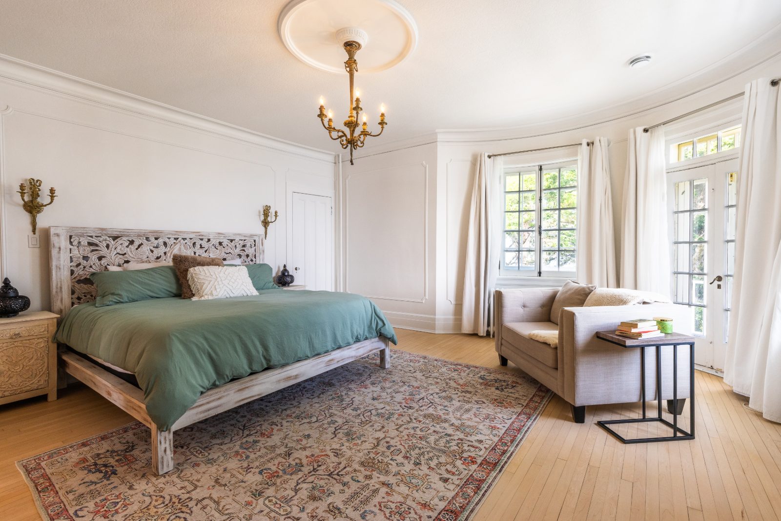 Chambre avec fenêtres en baie