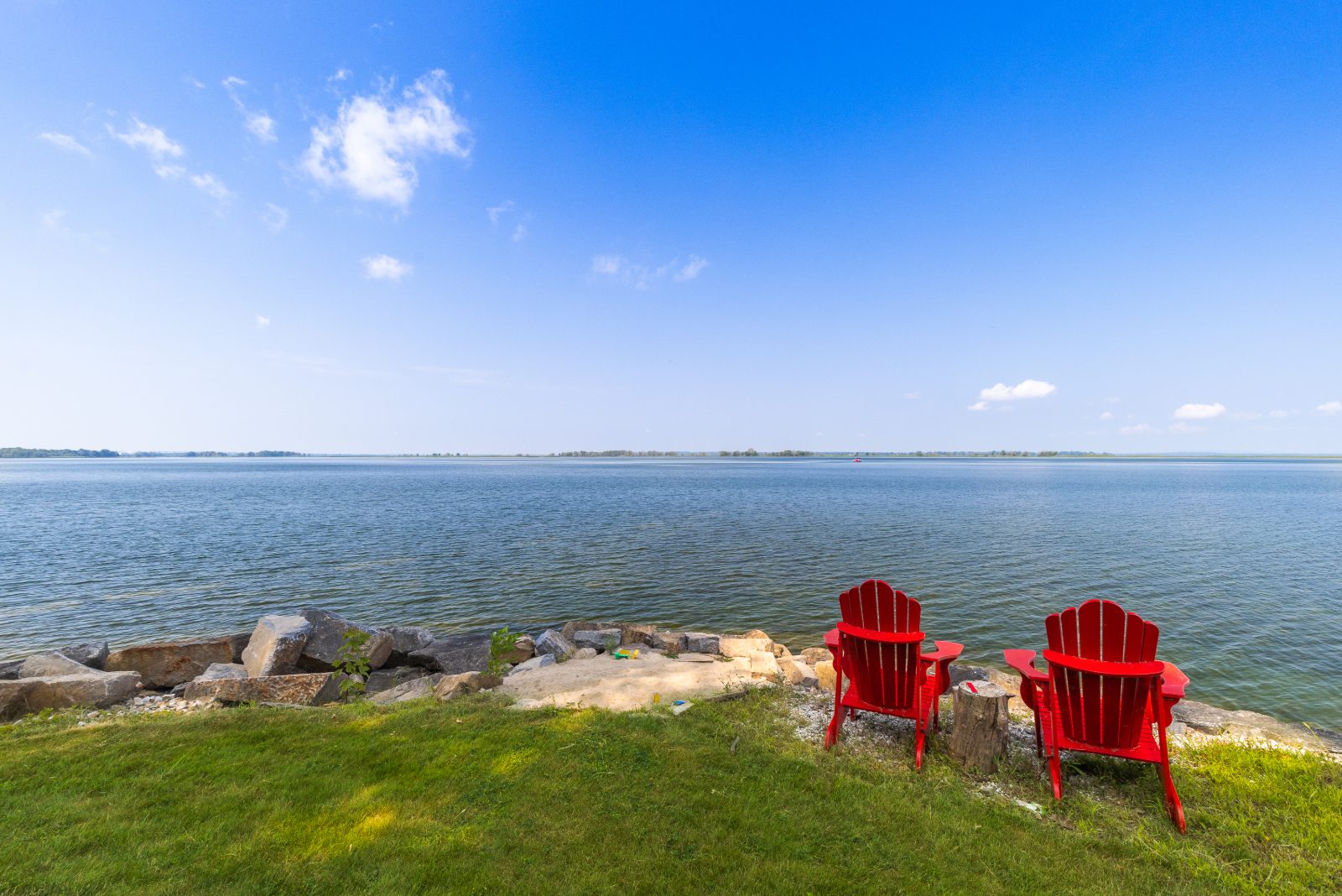 Rive de la propriété avec deux chaises face au lac Saint-Louis